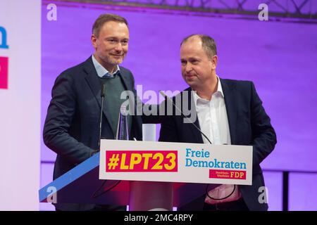 Bielefeld, Germania. 21st Jan, 2023. Da sinistra a destra Christian LINDNER, FDP, Ministro federale delle finanze, FDP Presidente federale, dice Arrivederci al dottor Joachim TIMBRO, FDP, uscente presidente di stato FDP, conferenza di partito statale del FDP Nord Reno-Westfalia, FDPNRW, nel municipio di Bielefeld il 21 gennaio 2023, credito: dpa / Alamy Live News Foto Stock
