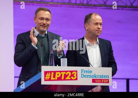 Bielefeld, Germania. 21st Jan, 2023. Da sinistra a destra Christian LINDNER, FDP, Ministro federale delle finanze, FDP Presidente federale, dice Arrivederci al dottor Joachim TIMBRO, FDP, uscente presidente di stato FDP, conferenza di partito statale del FDP Nord Reno-Westfalia, FDPNRW, nel municipio di Bielefeld il 21 gennaio 2023, credito: dpa / Alamy Live News Foto Stock