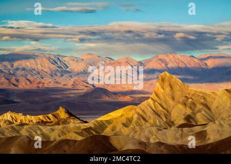 Manly Beacon e la Valle della morte fotografati da Zabriskie Point nel Parco Nazionale della Valle della morte. Foto Stock