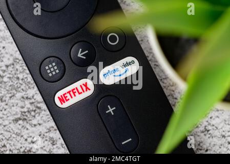 Antalya, Turchia - 17 gennaio 2023: Netflix e Amazon prime video tasti sul telecomando Smart TV Foto Stock