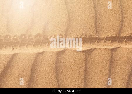 Pista ciclabile sulla sabbia nel deserto Foto Stock