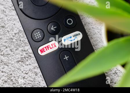 Antalya, Turchia - 17 gennaio 2023: Netflix e Amazon prime video tasti sul telecomando Smart TV Foto Stock