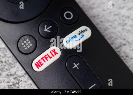 Antalya, Turchia - 17 gennaio 2023: Netflix e Amazon prime video tasti sul telecomando Smart TV Foto Stock