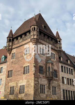 Iconica casa medievale di Nassau nel centro della città di Norimberga, Germania Foto Stock