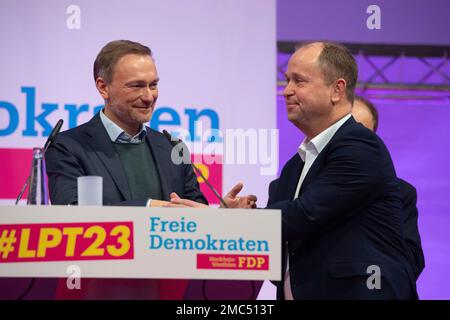 Bielefeld, Germania. 21st Jan, 2023. Da sinistra a destra Christian LINDNER, FDP, Ministro federale delle finanze, FDP Presidente federale, dice Arrivederci al dottor Joachim TIMBRO, FDP, uscente presidente di stato FDP, conferenza di partito statale del FDP Nord Reno-Westfalia, FDPNRW, nel municipio di Bielefeld il 21 gennaio 2023, credito: dpa / Alamy Live News Foto Stock