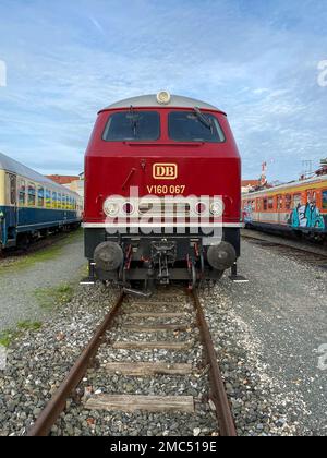 Vista ravvicinata di un'iconica locomotiva diesel 225-247 dalla compagnia ferroviaria tedesca Foto Stock