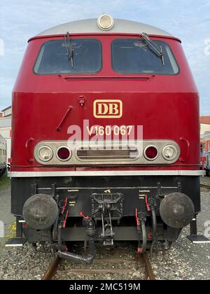 Vista ravvicinata di un'iconica locomotiva diesel 225-247 dalla compagnia ferroviaria tedesca Foto Stock