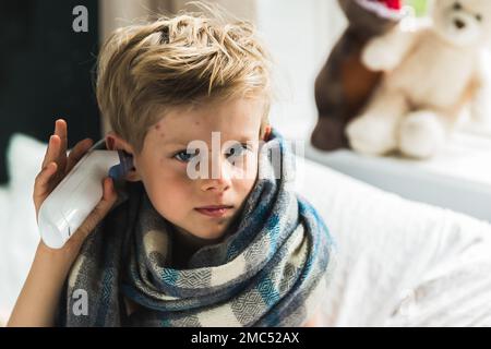 Bambino piccolo con varicella. Bambino malato con varicella. Virus della varicella o eruzione cutanea da bolle di varicella sul bambino. Ritratto di ragazzino con pox. Foto Stock