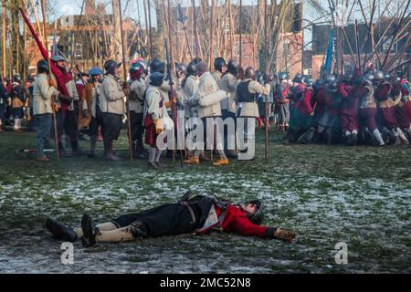 Chesthire di Nantwich 21 gennaio 2023 la battaglia di Nantwich fu combattuta il 25 gennaio 1644 a Cheshirte durante la prima guerra civile inglese , Sir Thomas Fairfax, al comando di una forza di soccorso parlamentare, sconfisse Lord Byron e il Royalista la vittoria parlamentare fermò una serie di successi Royalisti nella zona e fu una grande battuta d'arresto per King Charles, pianificata campagna militare per il 1644.Paul Quezada-Neiman/Alamy Live News Foto Stock