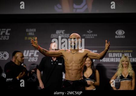 20 gennaio 2023, Rio de Janeiro, Rio de Janeiro/RJ, Brasile: RIO DE JANEIRO/RJ - 20 GENNAIO: Deiveson Figueiredo pone sulla scala durante la UFC 283: Weigh-in alla Jeunesse Arena il 20 gennaio 2023 a Rio de Janeiro, Brasile. (Credit Image: © Reinaldo Reginato/PX Imagens via ZUMA Press Wire) SOLO PER USO EDITORIALE! Non per USO commerciale! Foto Stock