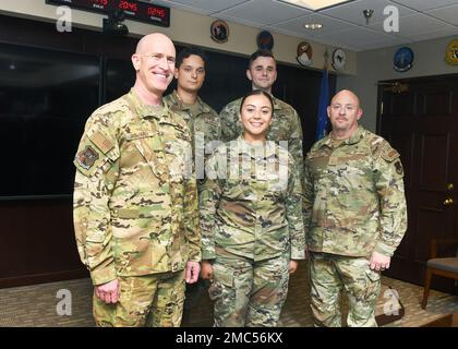 I membri del 55th Strategic Communications Squadron posano con la leadership di 55th Wing il 24 giugno presso il Dougherty Conference Center, Offutt Air Force base, Nebraska. Ogni Airman ha ricevuto una moneta per conto del Colonnello Kristen Thompson, comandante della 55th Wing, in riconoscimento per aver ricevuto il Premio Cross Functional Team of the Year 2021 dell'USSTRATCOM. Foto Stock