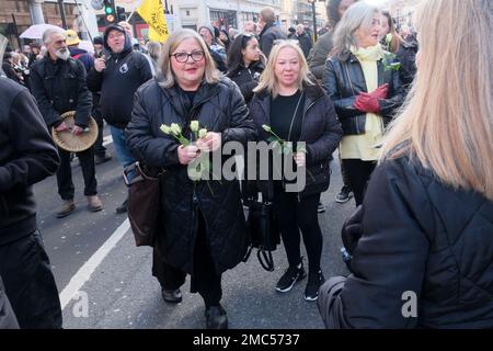Portland Place, Londra, Regno Unito. 21st gennaio 2023. Rally e protesta da parte di manifestanti anti anti anti di vaccini nel centro di Londra vicino alla BBC. Credit: Matthew Chattle/Alamy Live News Foto Stock