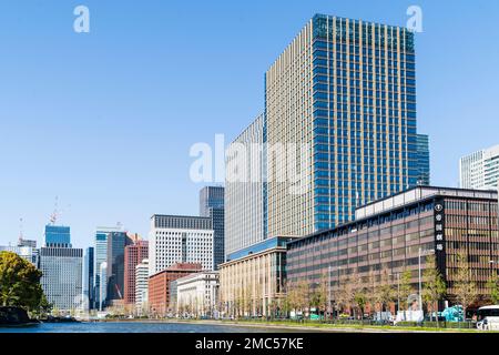 Fila di blocchi di uffici lungo il fossato del Palazzo Imperiale, Tokyo. Il nuovo edificio Internazionale Marunouchi e lo Shin Tokyo Building e altri. Foto Stock