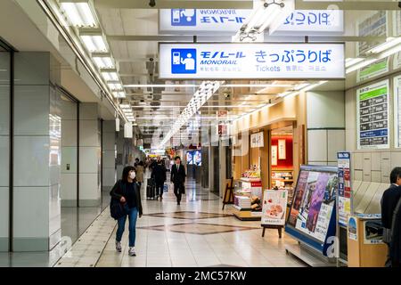 Tokyo Haneda. Interno. Overhead segno illuminata nel terminale di un edificio per la Tokyo Monorail biglietti alla Stazione Hamamatsucho. Foto Stock