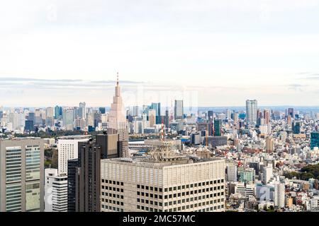 Vista dalla Tokyo Metropolitan edificio torre nord observation deck di sud-est di Tokyo con la KDDI e edifici di Yoyogi. Coperto. Lo spazio negativo. Foto Stock