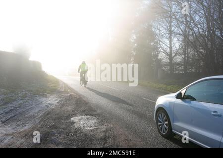 Brodsworth, Doncaster, South Yorkshire, Inghilterra, Regno Unito. 21st Jan, 2023. Condizioni meteorologiche del Regno Unito: Nebbia bassa e irregolare combinata con sole basso che causa condizioni di guida pericolose con scarsa visibilità vicino al villaggio di Brodsworth, Doncaster Credit: Kay Roxby/Alamy Live News Foto Stock