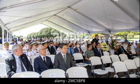 Veterani, membri del servizio, familiari e amici partecipano al 72nd° anniversario della guerra coreana al National Memorial Cemetery of the Pacific (Punchbowl) di Honolulu, Hawaii, 25 giugno 2022. La guerra di Corea iniziò il 25 giugno 1950, quando le forze armate nordcoreane invasero la Corea del Sud. L’attacco ha avuto luogo in diversi punti strategici lungo il parallelo del 38th, la linea che divide la Repubblica popolare democratica comunista di Corea dalla Repubblica di Corea nel sud. Questo evento onora le vite perse e i sacrifici fatti durante la guerra. Foto Stock