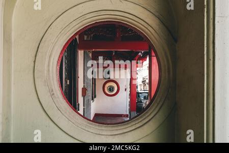 Strada tradizionale con cartello a Malacca, Malesia Foto Stock