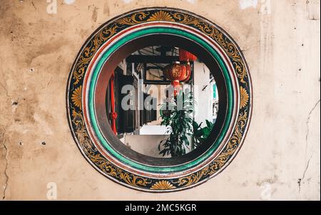 Strada tradizionale con cartello a Malacca, Malesia Foto Stock