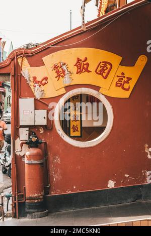 Strada tradizionale con cartello a Malacca, Malesia Foto Stock