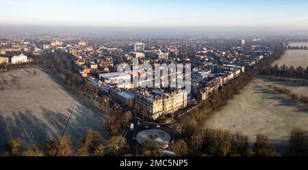 Vista panoramica aerea della città termale del North Yorkshire di harrogate con edifici vittoriani e il parco pubblico randagio in una mattinata invernale Foto Stock