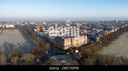 Vista panoramica aerea della città termale del North Yorkshire di harrogate con edifici vittoriani e il parco pubblico randagio in una mattinata invernale Foto Stock
