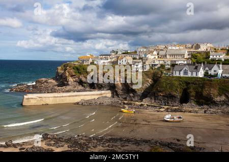 Le nuvole di tempesta si raccolgono sul porto di Port Isaac, Cornovaglia, Inghilterra, Regno Unito Foto Stock