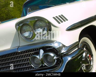 Primo piano vista frontale di una Chevrolet Bel Air 1958. Foto Stock