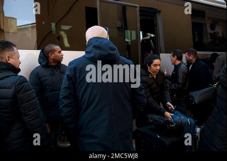 Locri, Catanzaro, Italia. 21st Jan, 2023. I medici hanno visto prendere i loro bagagli. 16 medici cubani, tra i 51 arrivati in Italia il 28th dicembre 2022, erano stati accolti presso l'Eco-Hostel runner dal gruppo cooperativo GOEL, noto per le attività antimafia. Il gruppo opererà nell'ospedale di Locri dal 23rd gennaio 2023, secondo il convention tra Regione Calabria e la società Comercializadora de Servicios Medicos Cubanos S.A. Credit: ZUMA Press, Inc./Alamy Live News Foto Stock