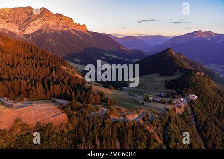 Un'antenna di un cielo al tramonto vicino ad Annecy nelle alpi francesi ricoperte di alberi sempreverdi Foto Stock