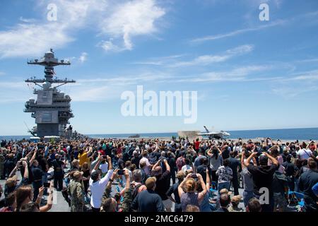 I marinai, le loro famiglie e i loro amici osservano il lancio della USS Gerald R. Ford (CVN 78) 01th dal ponte di volo, il 25 giugno 2022. Amici e familiari sono stati invitati a bordo di Ford per vivere una giornata in prima persona nella vita di un Sailor in mare. Foto Stock