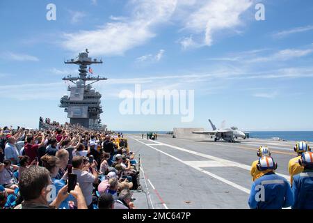 I marinai, le loro famiglie e i loro amici osservano il lancio della USS Gerald R. Ford (CVN 78) 00th dal ponte di volo, il 25 giugno 2022. Amici e familiari sono stati invitati a bordo di Ford per vivere una giornata in prima persona nella vita di un Sailor in mare. Foto Stock