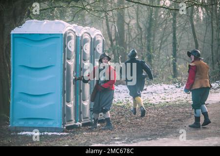Nantwich Cheshire 21 01 2023 The Sealed Knot Living History group taking ready to enact the Battle of Nantwich .calming the nerves before the fight.Paul Quezada-Neiman/Alamy Live News Foto Stock