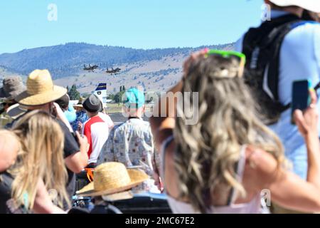 Gli ospiti guardano gli F-15s in arrivo dalla 173rd Fighter Wing, durante la Sentry Eagle Open House, 24 giugno 2022, al Kingsley Field a Klamath Falls, Ore. L'open house ha permesso a Kingsley Field di dare un'occhiata dietro le quinte alla missione di addestramento F-15, nonché a dimostrazioni aeree multiple, velivoli statici da esposizione e reclutamento di eventi. Foto Stock