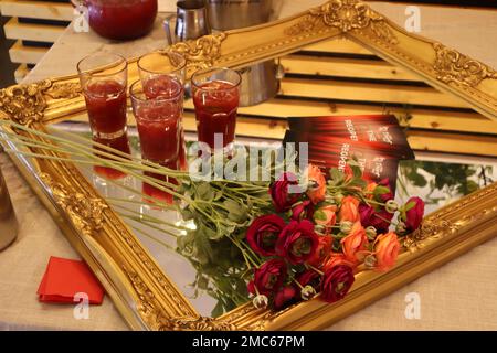Uno splendido specchio d'oro con un bouquet di rose ben allestito Foto Stock