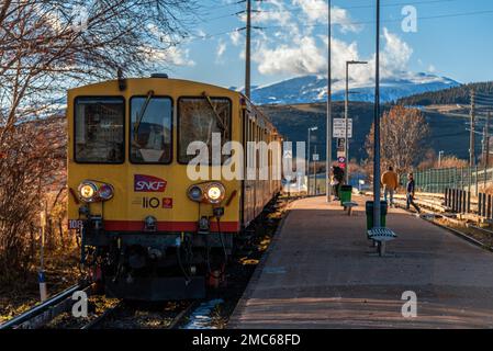 Il treno giallo 'le Train Jaune', qui a Font Romeu, nella regione dei Pirenei Orientali del sud della Francia. Foto Stock