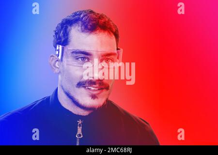 Il giovane usa occhiali per realtà virtuale. Ritratto dell'uomo che indossa occhiali retroilluminati durante il gioco. Foto Stock