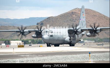 Todd Hudson, 152nd Airlift Wing Chief of Safety e Nevada Air National Guard C-130 Navigator, vola il suo volo finale con la 152nd Airlift Wing prima di ritirarsi dai militari a Reno, Never., 25 giugno 2022. Hudson è destinata a diventare comandante del corpo di addestramento dei Junior Reserve (JROTC) dell'Air Force presso la North Valley's High School di Reno. Foto Stock