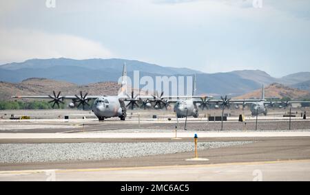 Todd Hudson, 152nd Airlift Wing Chief of Safety e Nevada Air National Guard C-130 Navigator, vola il suo volo finale con la 152nd Airlift Wing prima di ritirarsi dai militari a Reno, Never., 25 giugno 2022. Hudson è destinata a diventare comandante del corpo di addestramento dei Junior Reserve (JROTC) dell'Air Force presso la North Valley's High School di Reno. Foto Stock