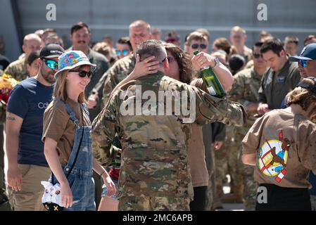 La famiglia e gli amici si congratulano con il Lt. Todd Hudson, 152nd Airlift Wing Chief of Safety e il Nevada Air National Guard C-130 Navigator, mentre Hudson termina il suo volo finale alla base della Guardia Nazionale dell'aria del Nevada, Reno, Never., 25 giugno 2022. Hudson è destinata a diventare comandante del corpo di addestramento dei Junior Reserve (JROTC) dell'Air Force presso la North Valley's High School di Reno. Foto Stock