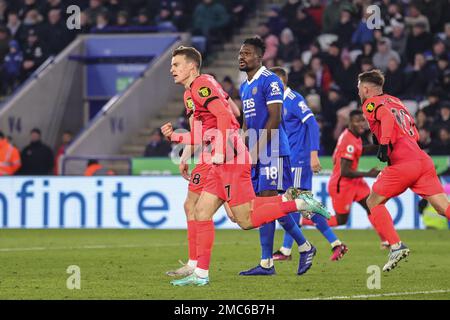 Solly March #7 di Brighton & Hove Albion celebra Evan Ferguson #28 dell'obiettivo di Brighton & Hove Albion di farne il 2-2 durante la partita della Premier League Leicester City vs Brighton e Hove Albion al King Power Stadium di Leicester, Regno Unito, 21st gennaio 2023 (Foto di Mark Cosgrove/News Images) Foto Stock