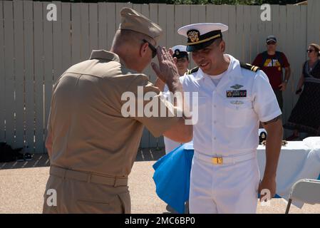 Il tenente j.g. Alexis Sandoval saluta il capo della forza Michael Roberts dopo la sua cerimonia di commissionamento al Thomas Jefferson Memorial di Washington, il 25 giugno 2022. Sandoval è stato arruolato per 13 anni prima della messa in servizio. BUMED,Color Guard,Commissioning,DC,NMRTC,WRNMMC, Foto Stock