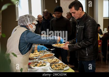 Locri, Catanzaro, Italia. 21st Jan, 2023. I medici cubani hanno visto mentre provano il cibo locale. 16 medici cubani, tra i 51 arrivati in Italia il 28th dicembre 2022, erano stati accolti presso l'Eco-Hostel runner dal gruppo cooperativo GOEL, noto per le attività antimafia. Il gruppo opererà nell'ospedale di Locri dal 23rd gennaio 2023, secondo il convention tra Regione Calabria e la società Comercializadora de Servicios Medicos Cubanos S.A. Credit: ZUMA Press, Inc./Alamy Live News Foto Stock