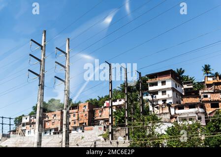 Salvador, Bahia, Brasile - 06 maggio 2022: Facciata di case costruite sulle montagne della città di Salvador, Brasile. Foto Stock