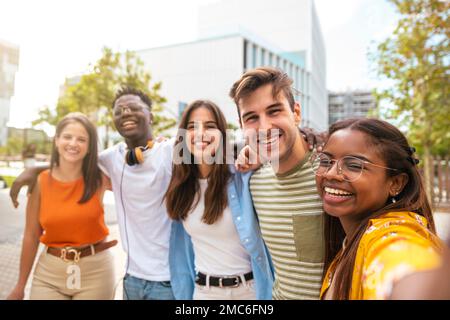 Gruppo multirazziale di amici che fanno un selfie con telefono all'università - amicizia, felicità e concetto gioioso Foto Stock