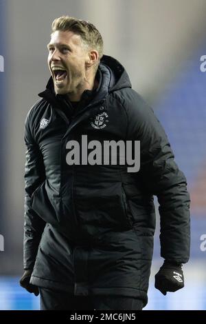 Rob Edwards Manager di Luton Town festeggia con gli appassionati di viaggi dopo la partita del campionato Sky Bet Wigan Athletic e Luton Town al DW Stadium, Wigan, Regno Unito, 21st gennaio 2023 (Foto di Phil Bryan/Alamy Live News) Foto Stock