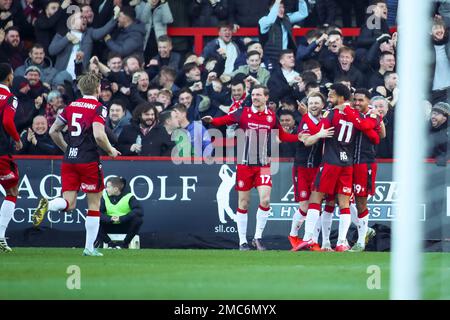 Alex Gilbey di Stevenage e Jordan Roberts di Stevenage festeggiano il primo gol del gioco di Stevenage Jamie Reid durante la partita della Sky Bet League Two al Lamex Stadium di Stevenage. Data immagine: Sabato 21 gennaio 2023. Foto Stock