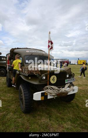 STATI UNITI Seconda guerra mondiale Dodge WC 54 ambulanza in esposizione statica durante il Chièvres Air Fest, Chièvres, Belgio, 25 giugno 2022. Foto Stock