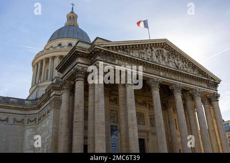 Pantheon a Parigi, Francia con particolare attenzione alla bandiera francese sul cielo blu. Foto Stock