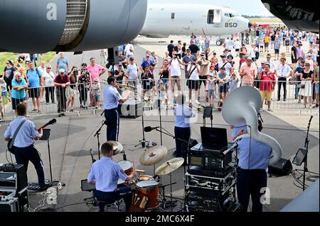 Le ali di oscillazione della United States Air Forces in Europe Band dalla base aerea di Ramstein, Germania, si esibiscono sotto l'ala di un C-17 Globemaster III Spirit di Berlino della base congiunta Charleston, South Carolina, durante l'Innovation and Leadership in Aerospace Berlin, tenutasi presso il Berlin Expo Center Airport, Aeroporto internazionale di Berlino-Brandeburgo, 26 giugno 2022. La band USAFE costruisce relazioni e rafforza la collaborazione attraverso la musica e l'interazione con i militanti di Ally e Partner e con il loro pubblico generale. La partecipazione militare degli Stati Uniti a ILA Berlin gioca un ruolo importante nel dimostrare la U. Foto Stock